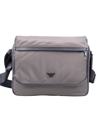 Shop EMPORIO ARMANI  Tracolla: Emporio Armani borsa messenger in nylon riciclato ASV.
Dettagli in pelle.
Placchetta aquila.
Patta e zip di chiusura.
Scomparto con zip su patta.
Tracolla regolabile.
Dimensioni: 34 x 27 x 10 cm.
Composizione: 50% Poliammide 50% Poliammide riciclato.
Made in China.. Y4M391 Y217J-80023
